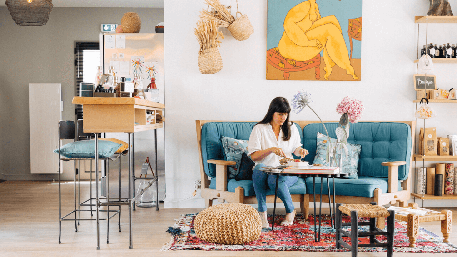 Salon avec une femme qui boit un café