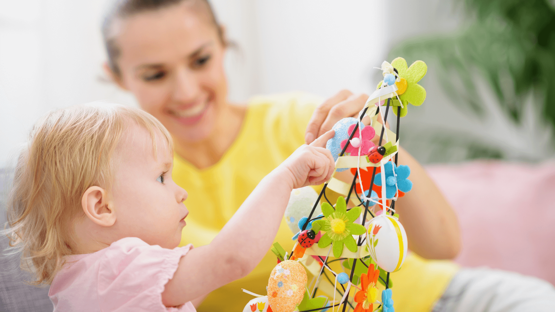 Fille gardant un bébé