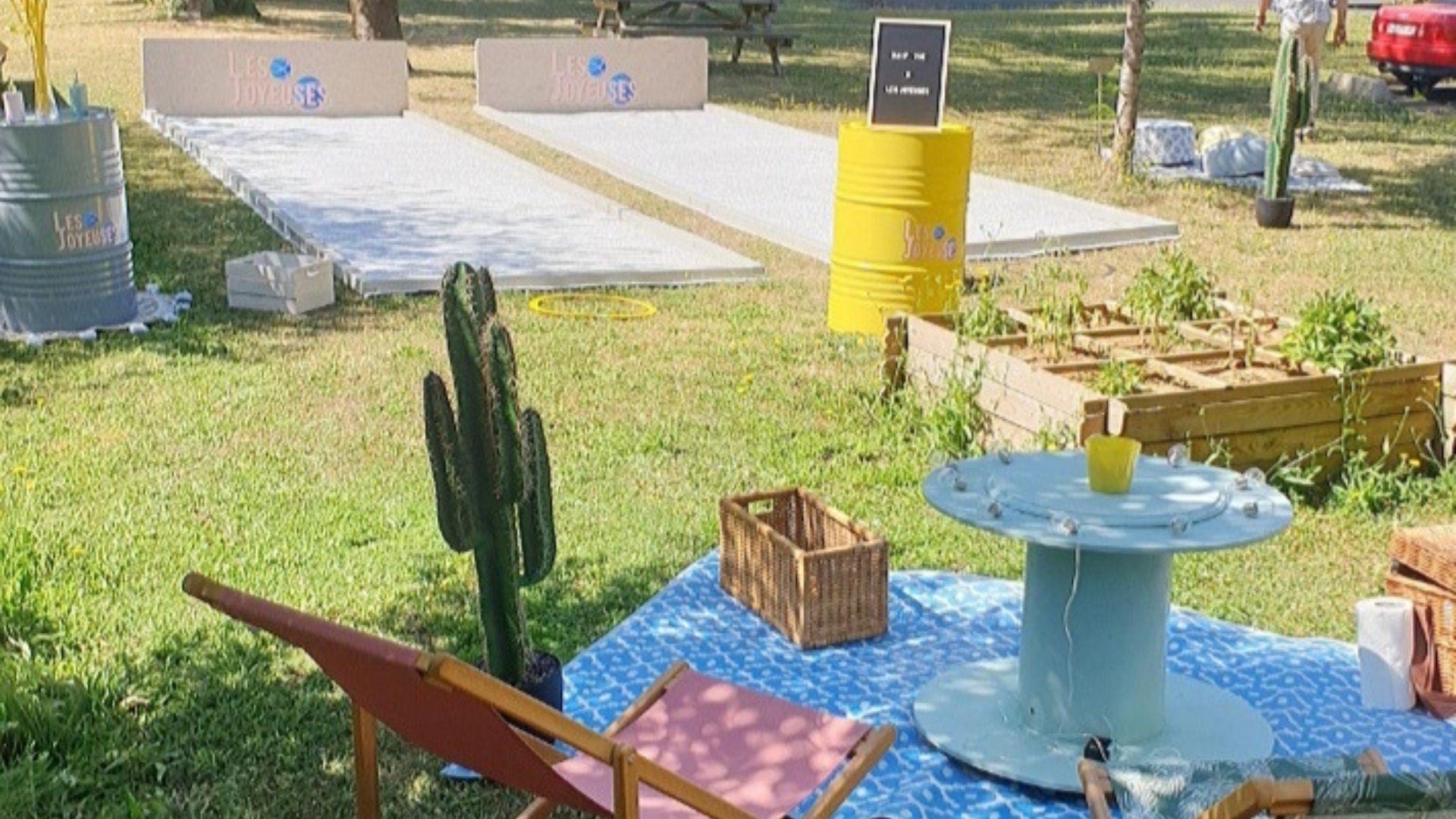 terrain de pétanque avec des transats au premier plan 