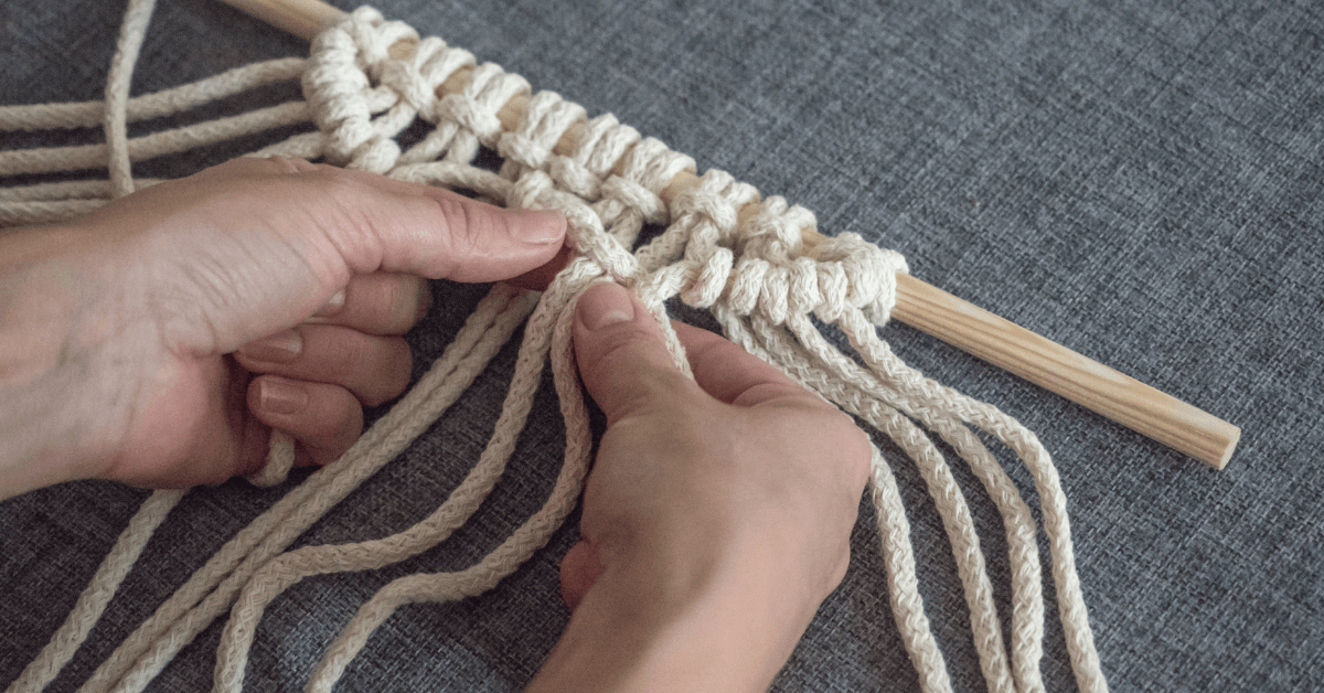 Mains qui tissent de la corde