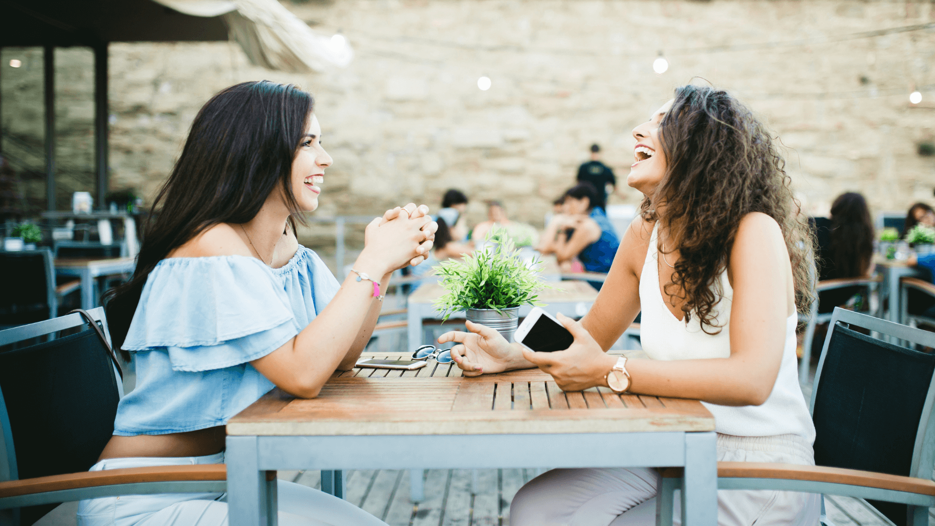Deux femmes déjeunant en terrasse