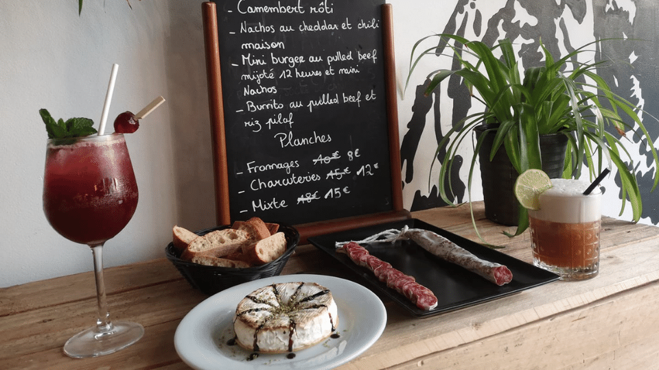 Planche de charcuteries et fromages, avec cocktail rosé à la cerise