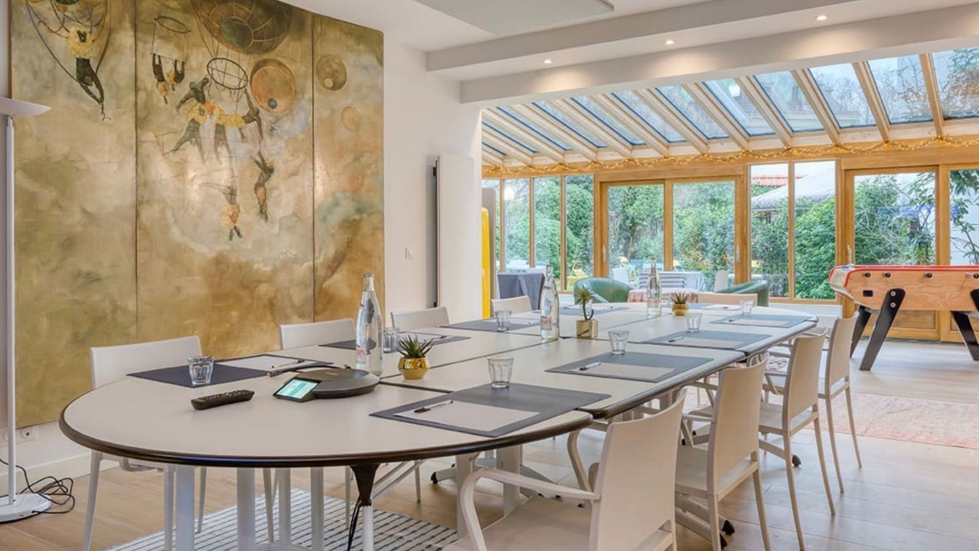 salle de réception avec une grande table