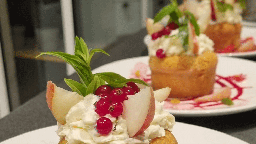 Assiettes dressées avec muffin et fruits