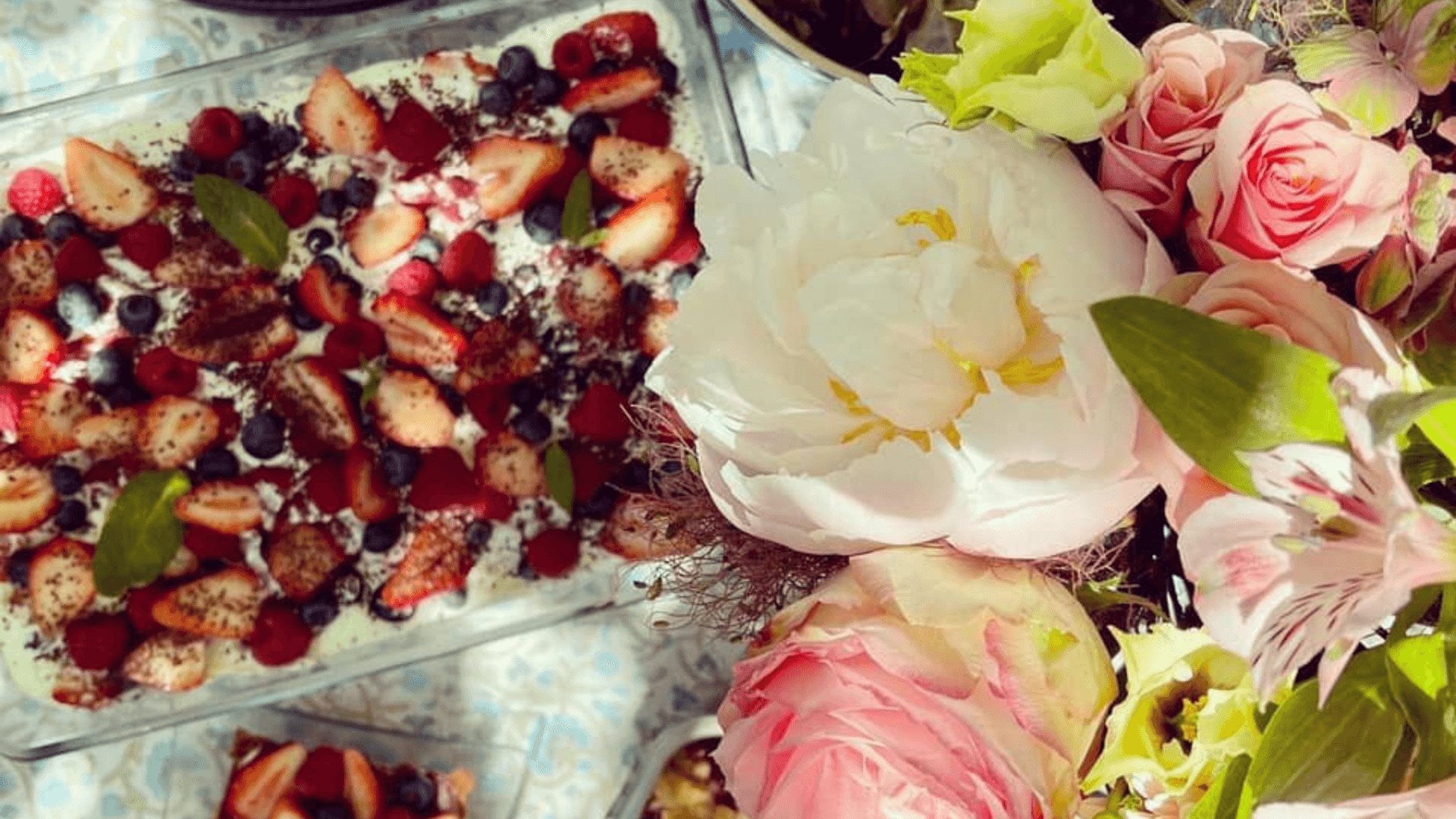Traiteur : Clafoutis aux fruits rouges et bouquets de roses blanches et roses