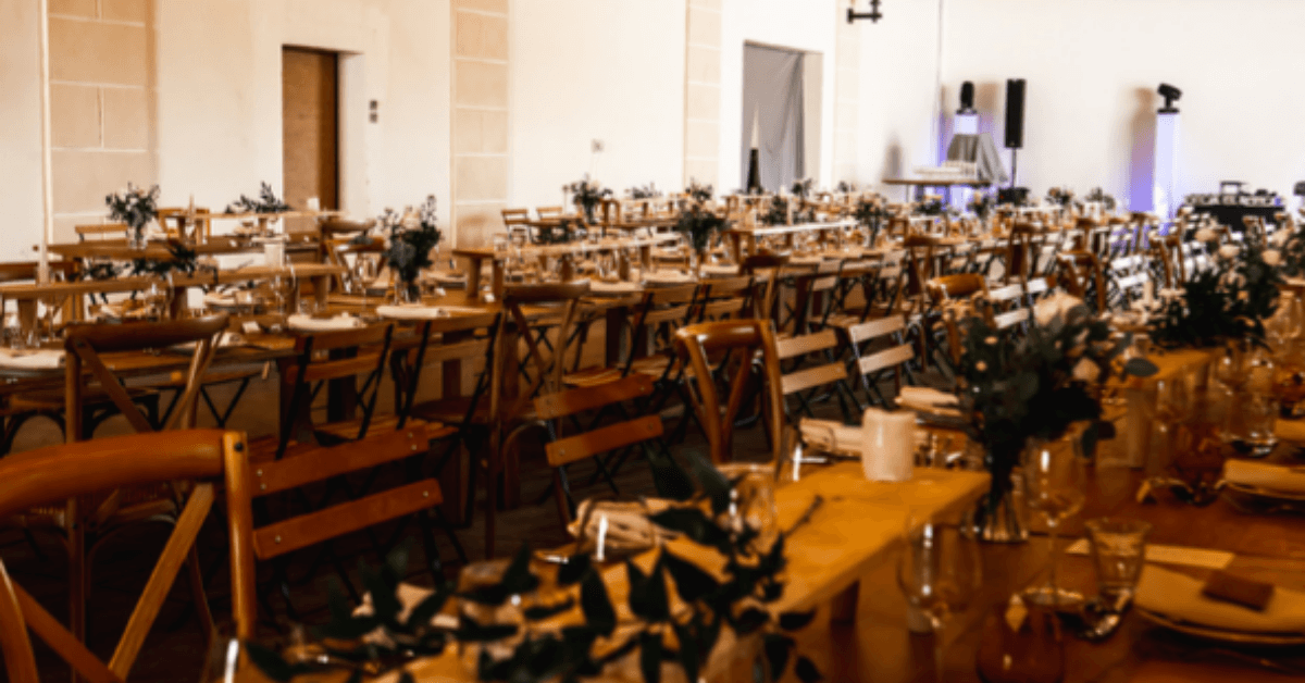 Salle de réception avec chaises en bois : Cocktail dinatoire intérieur