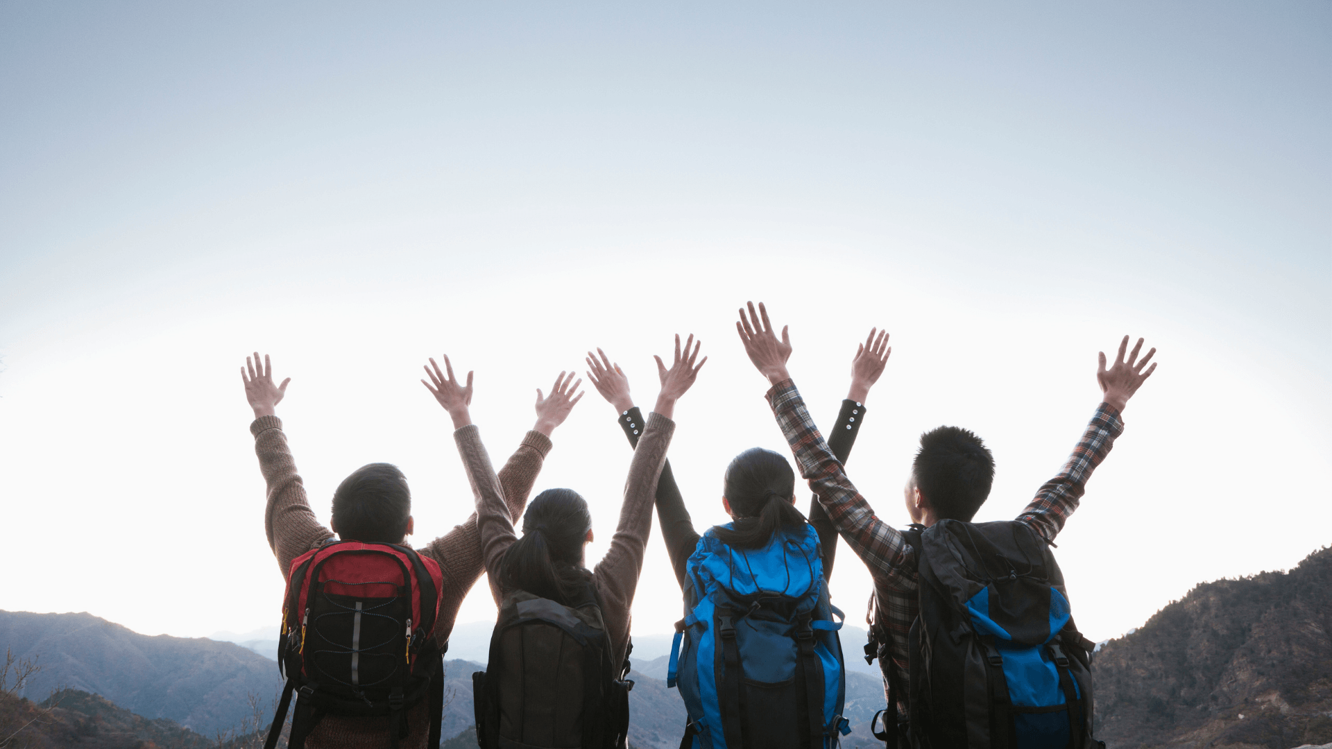 Randonneurs au sommet d'une montagne