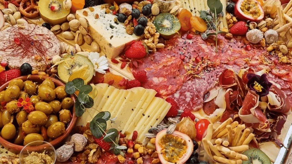 Enorme plateau de charcuteries et fromages