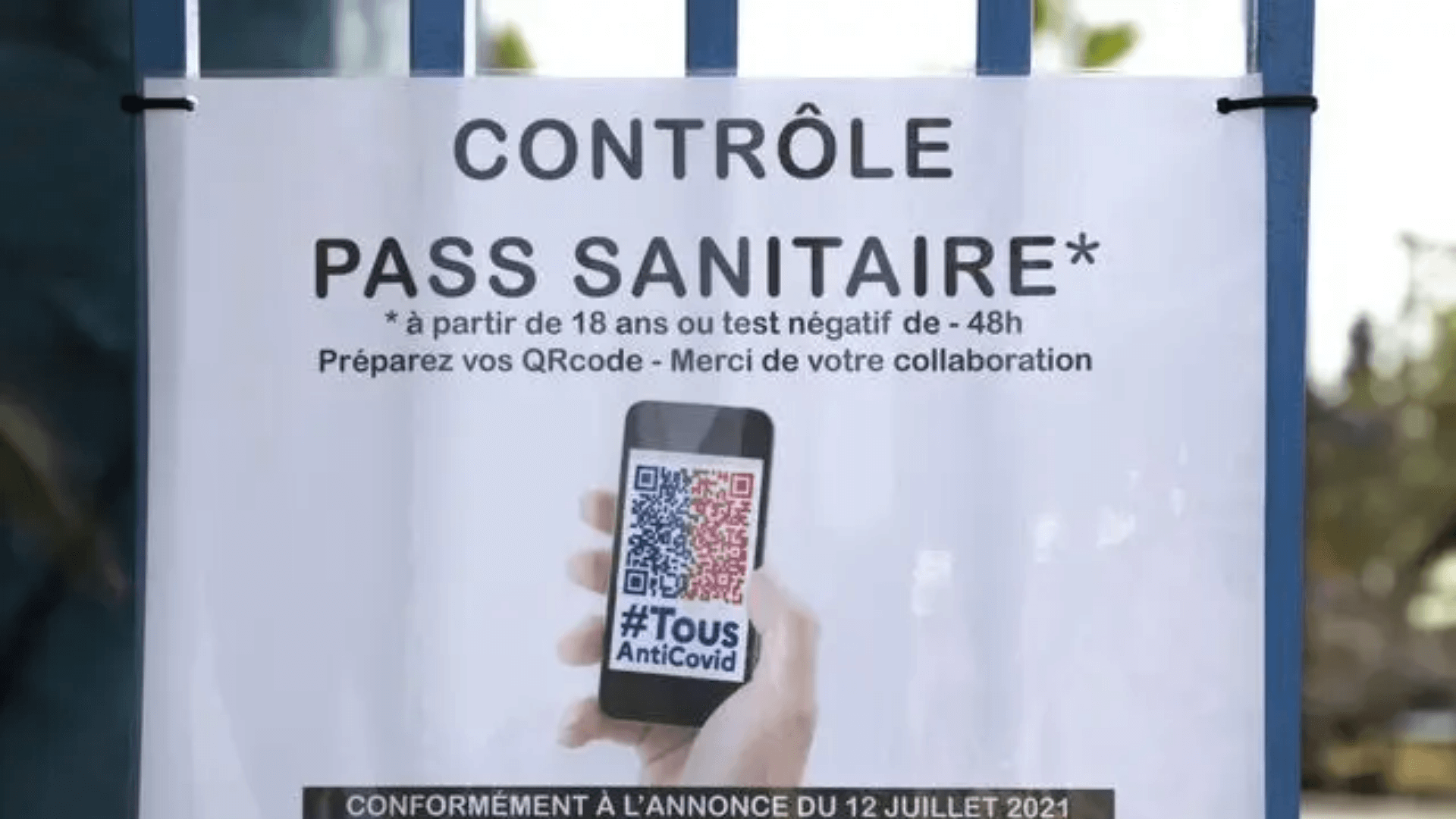Panneau indiquant qu'il faut scanner son QR code pour rentrer