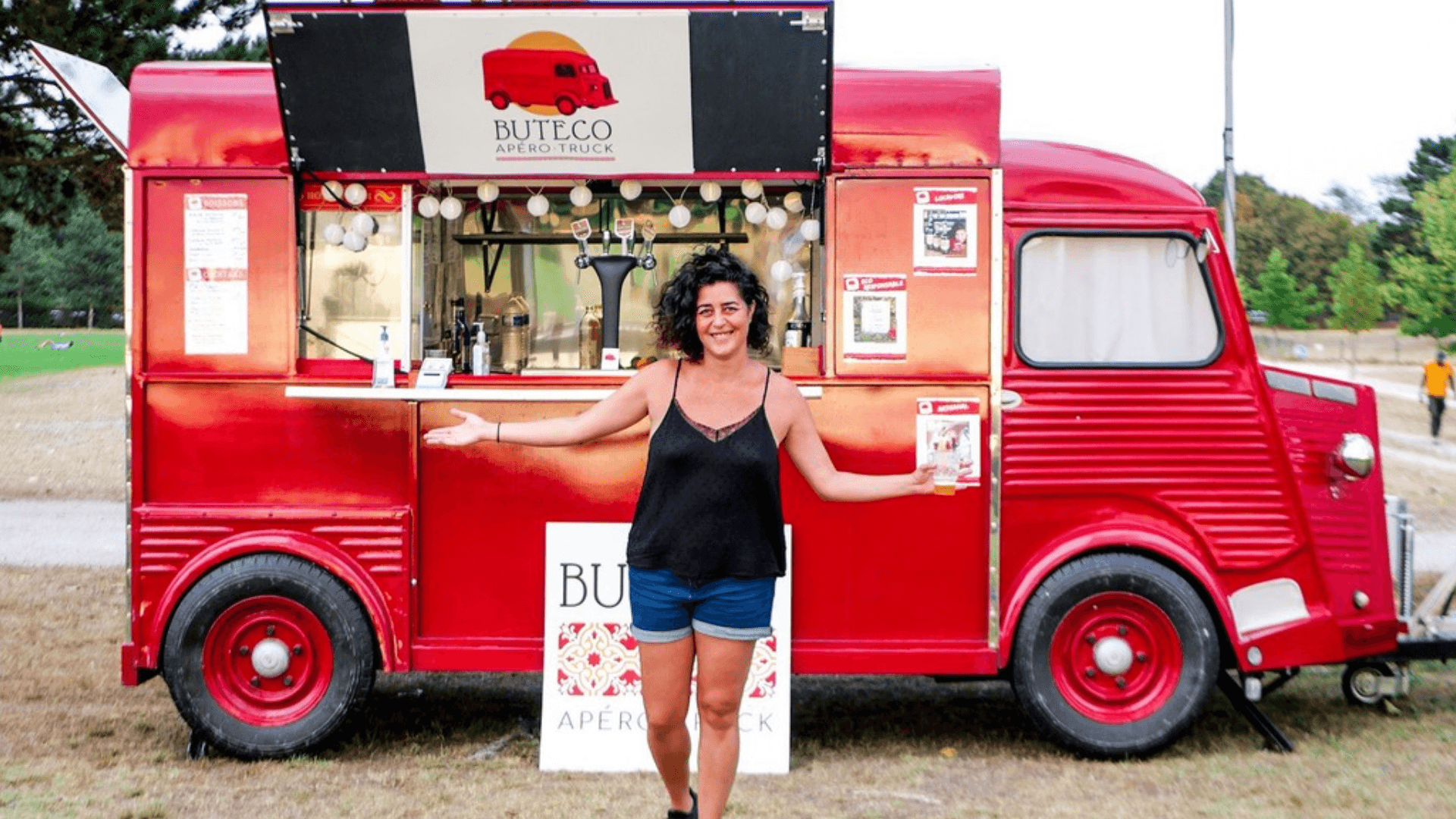 Food truck avec Carol devant : Tireuse à bière, bières artisanales ... Quand la pinte s'invite à la fête !