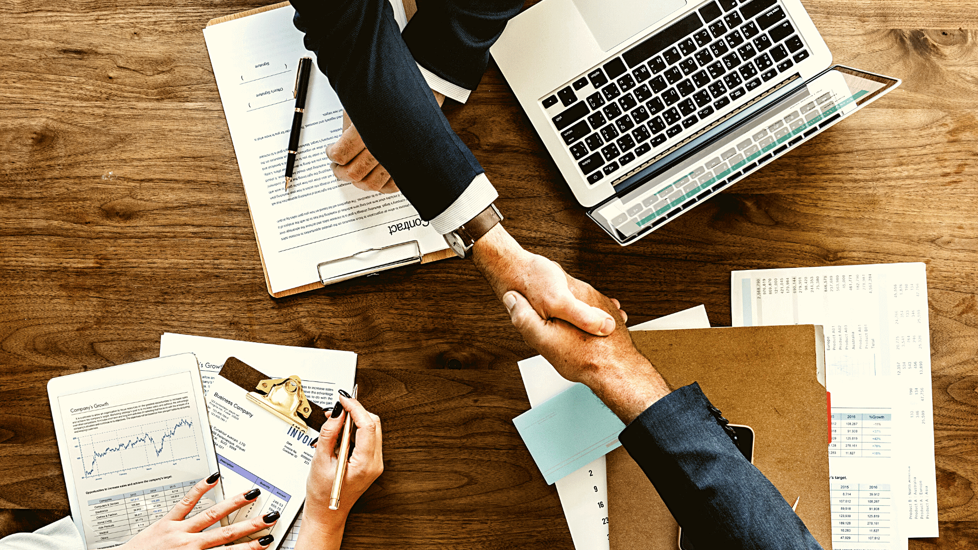 Poignée de main entre collègues