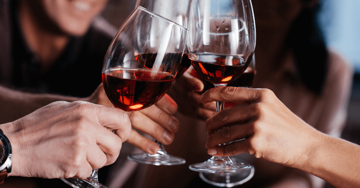 3 verres de vins en train d'être dégustés