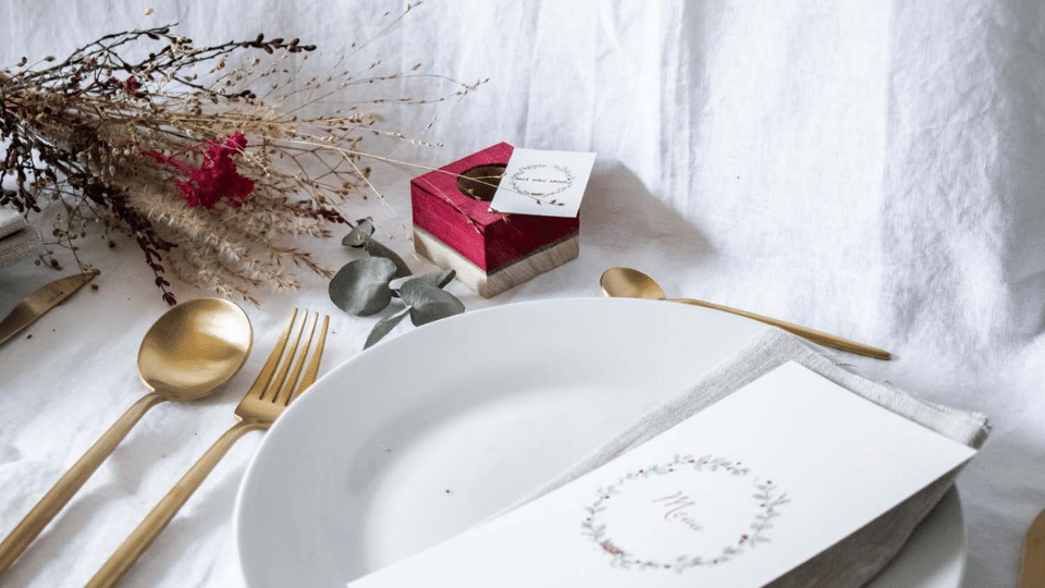 Rond de serviette en bois peint rouge