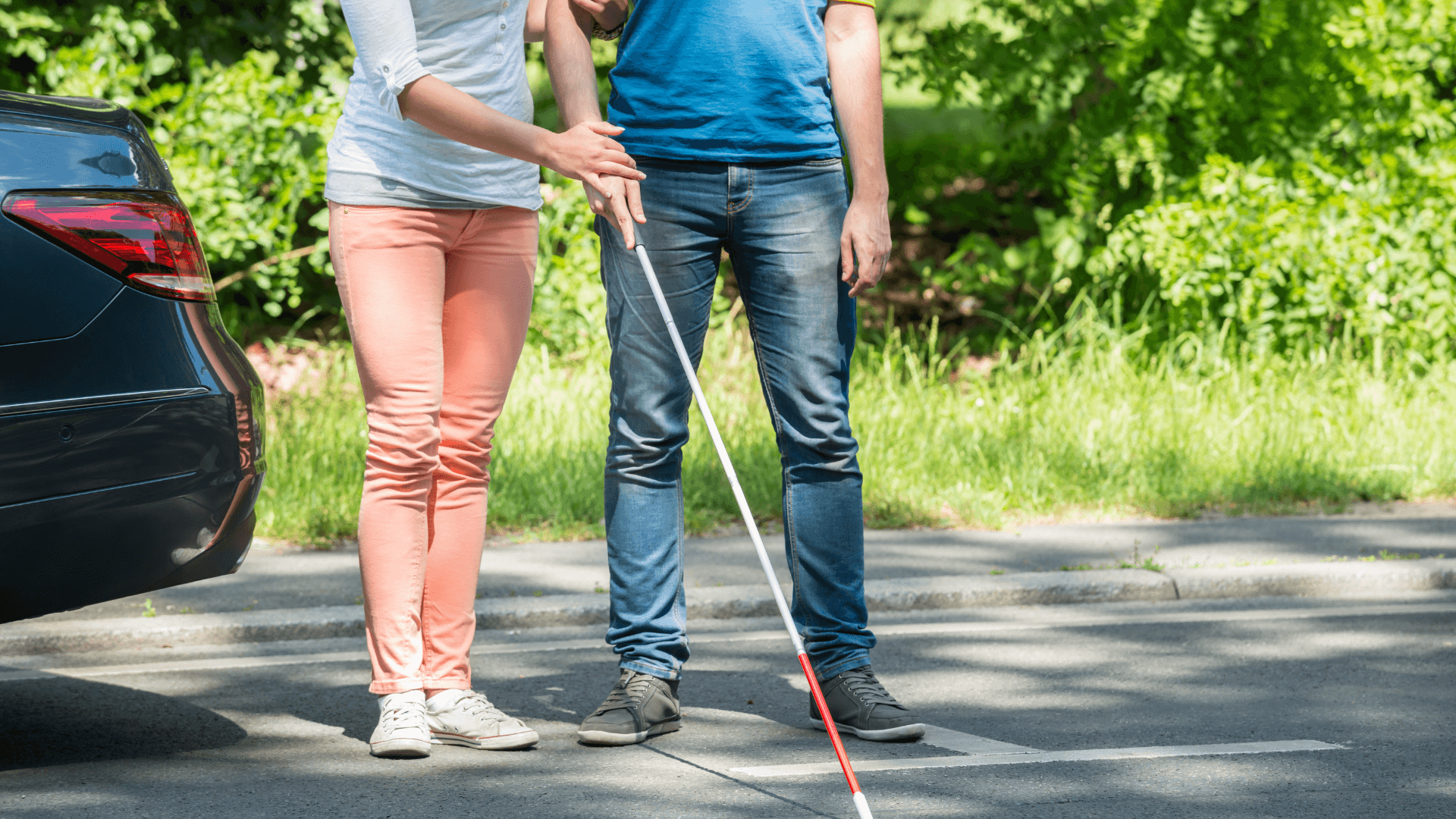 Personne aveugle guidée par une femme : événement accessible
