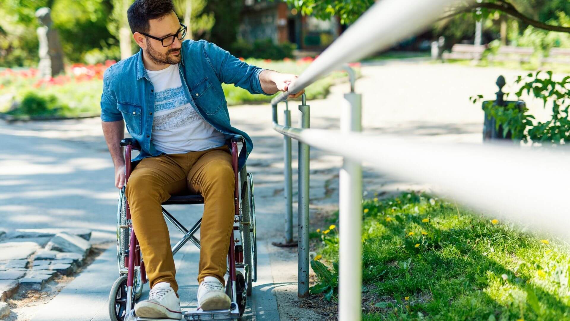 Personne en fauteuil roulant utilisant une rampe d'accès : accessibilité établissement handicap