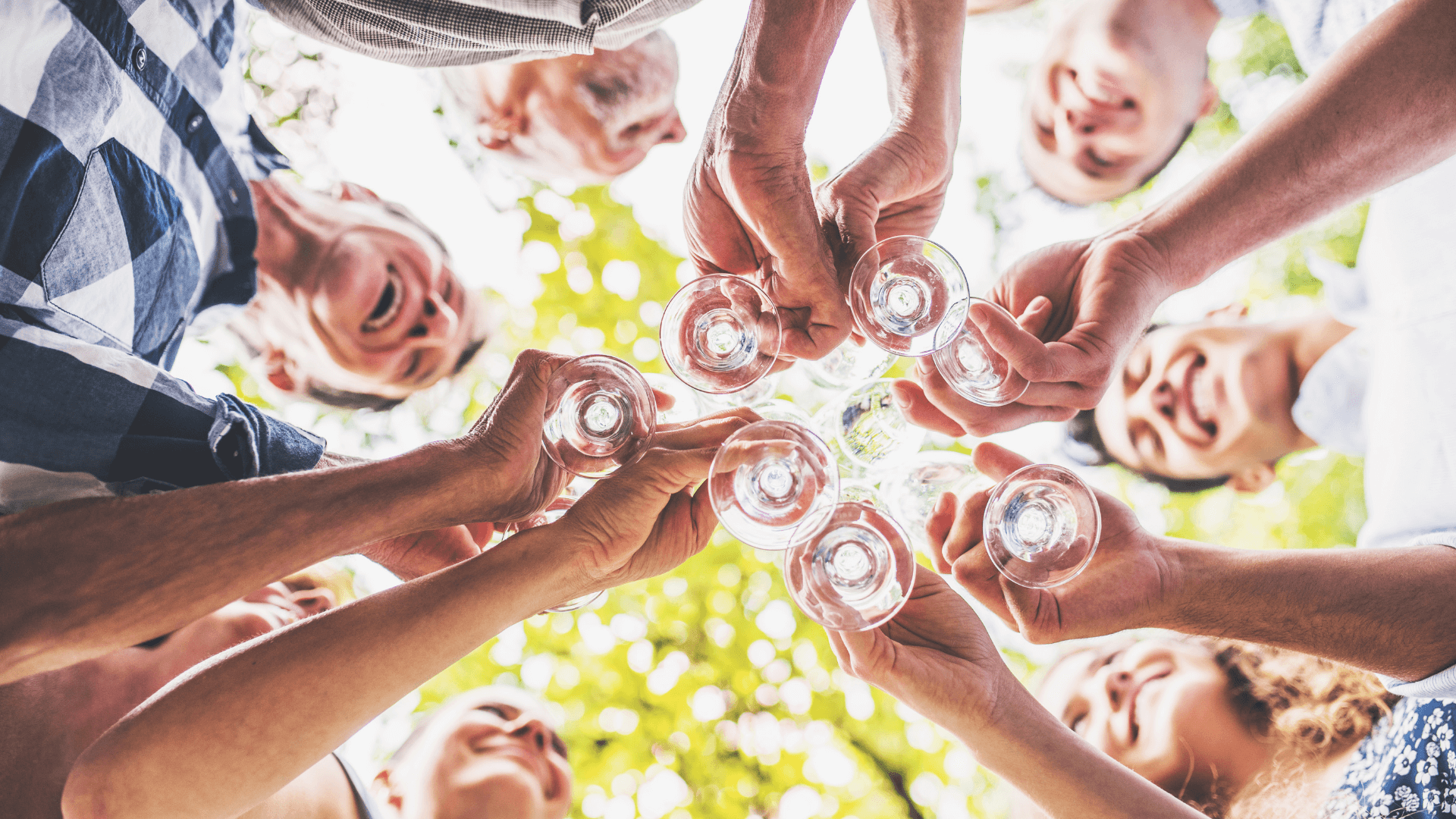 Personnes qui trinquent : événement accessible