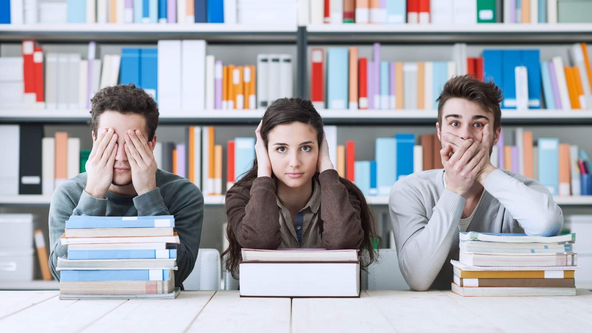 3 personnes ayant différentes formes de handicapes : sourd, aveugle et muet : accessibilité établissement handicap