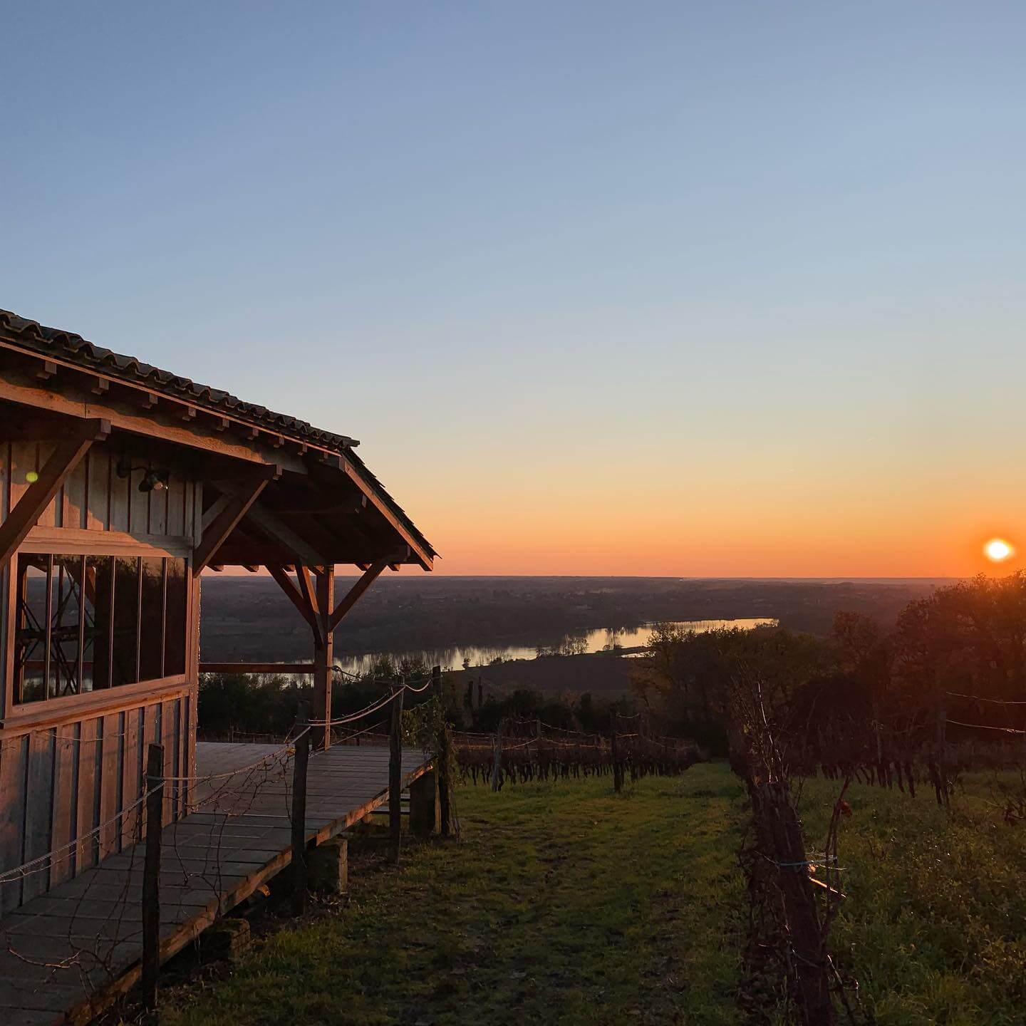 cabane dans les vignes couché de soleil
