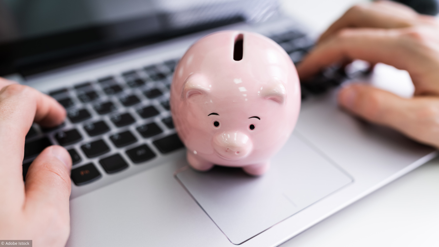 un cochon tirelire sur un ordinateur 