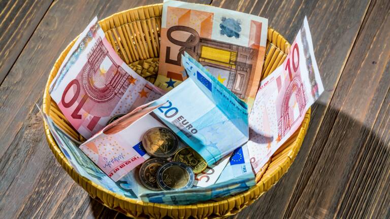 panier avec des billets dedans