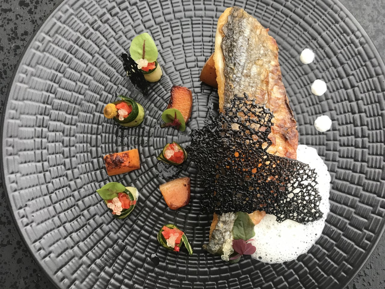 daurade servi a la façon gastronomie française par toque à domicile en gironde