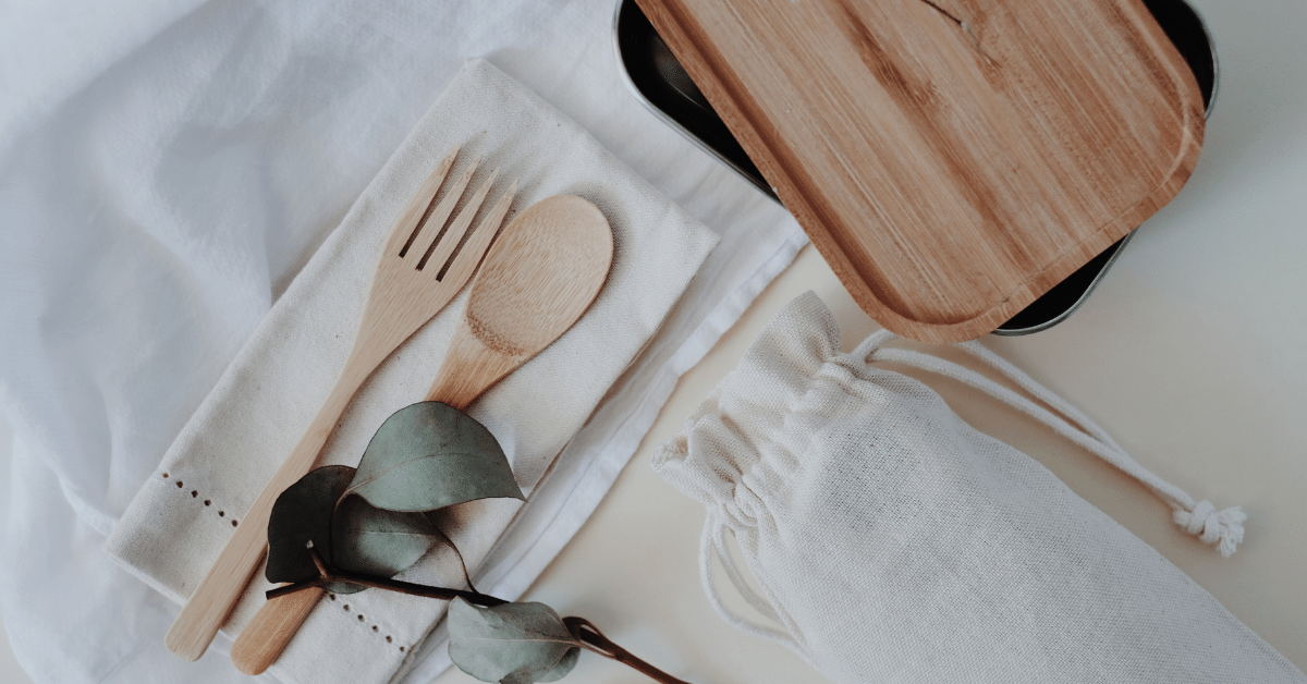 Boite repas du midi en bois avec couverts réutilisables : entreprise écoresponsable énergies renouvelables