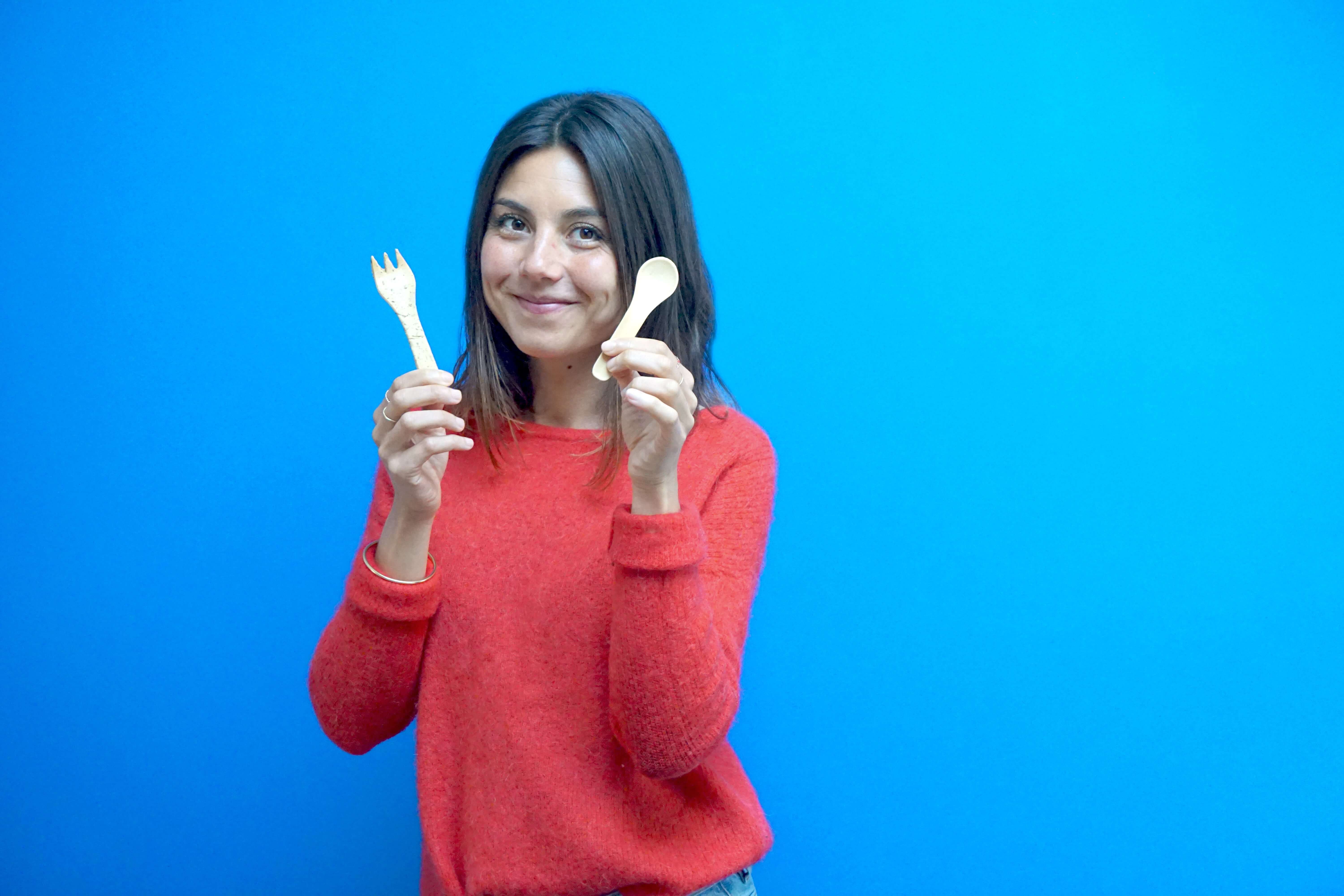 La fondatrice avec une cuillère Koovee dans les mains : Koovee couverts comestibles