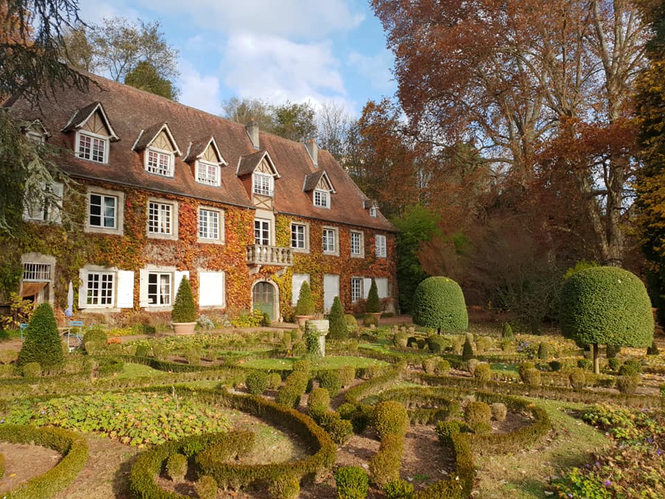 poudrier à limoges avec dessin dans jardin