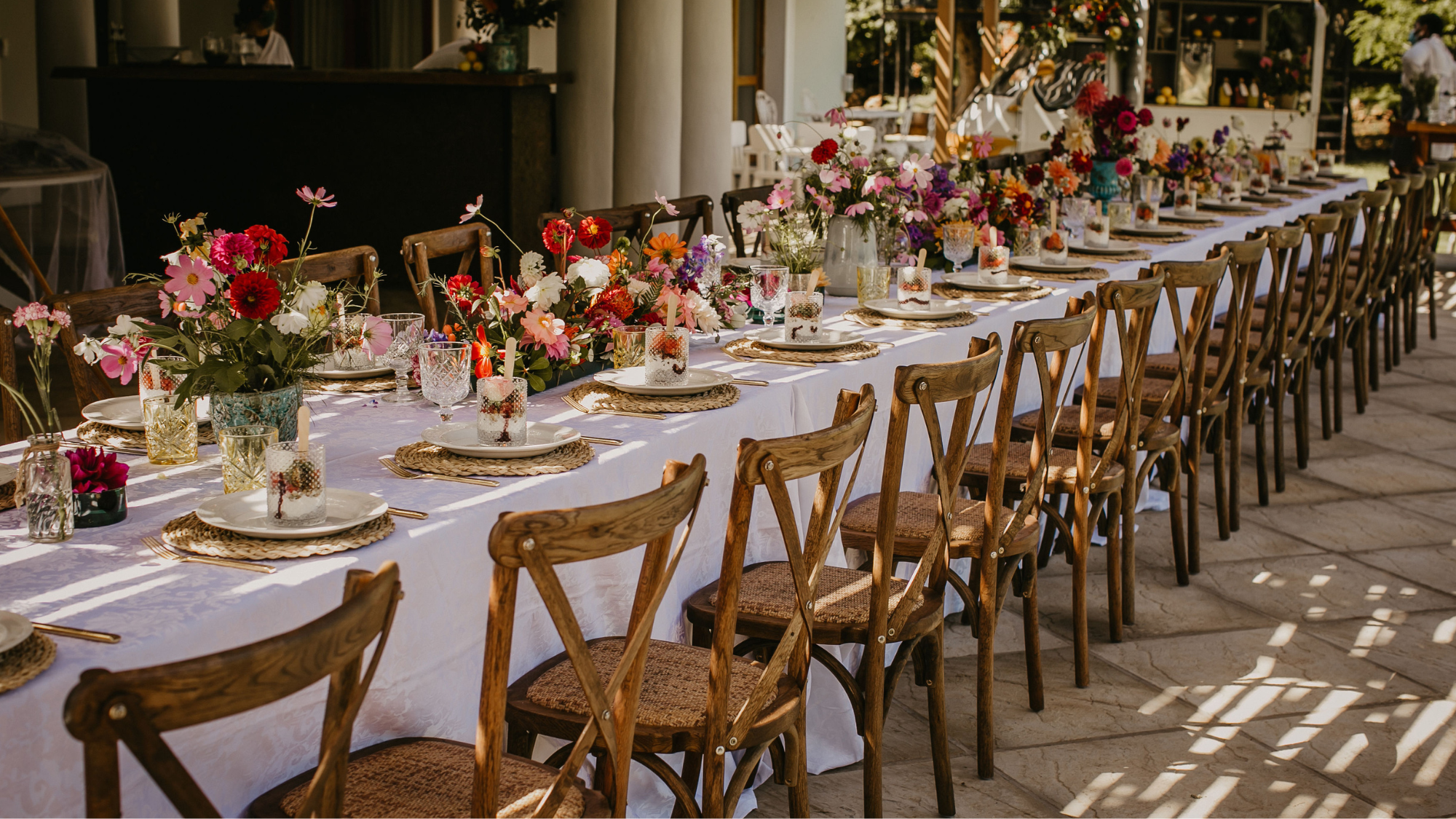 Salle de réception événement privé avec chaises de location 