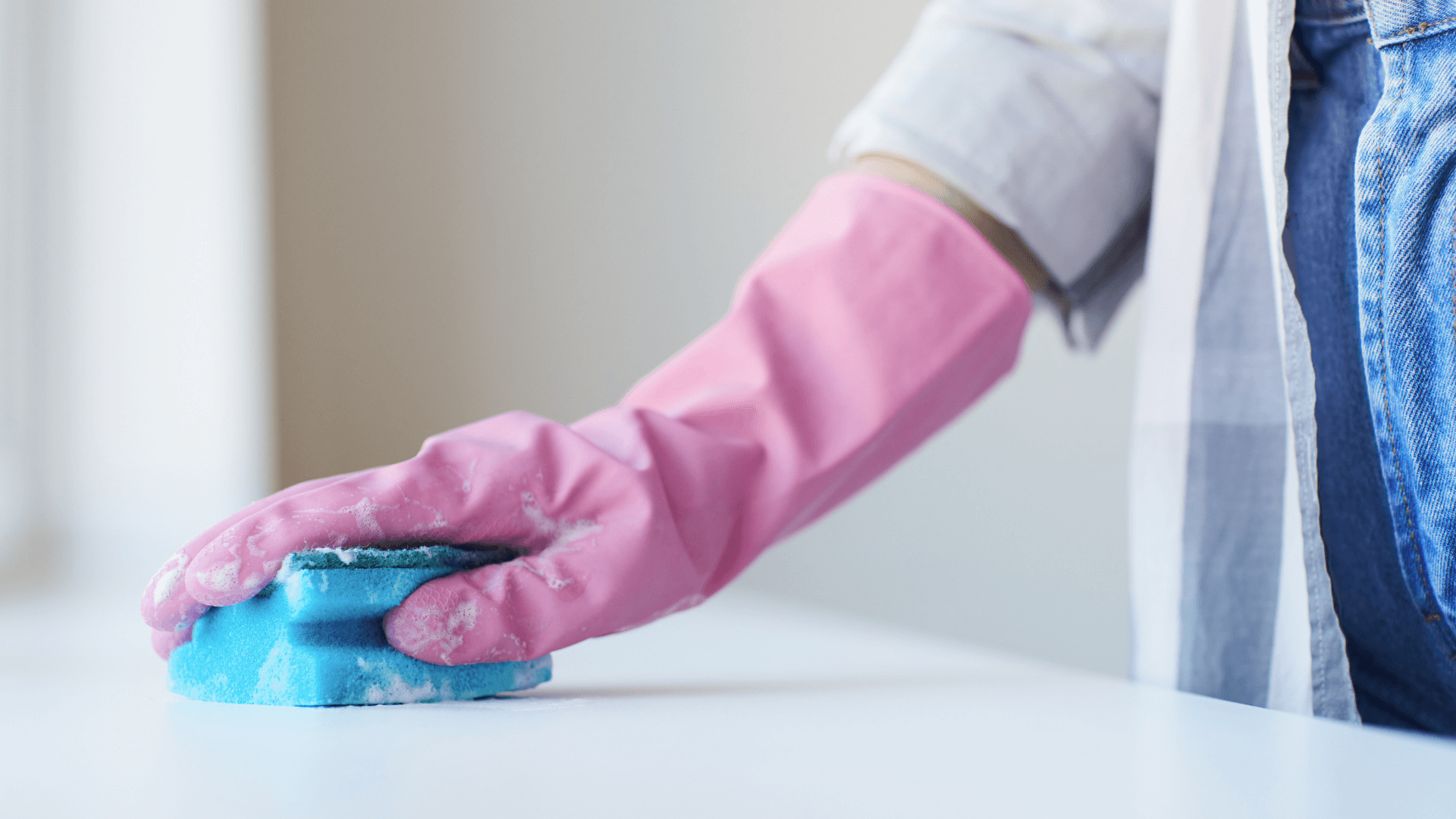 Main qui passe l'éponge : Après la fête : nos astuces pour un ménage éco-responsable !