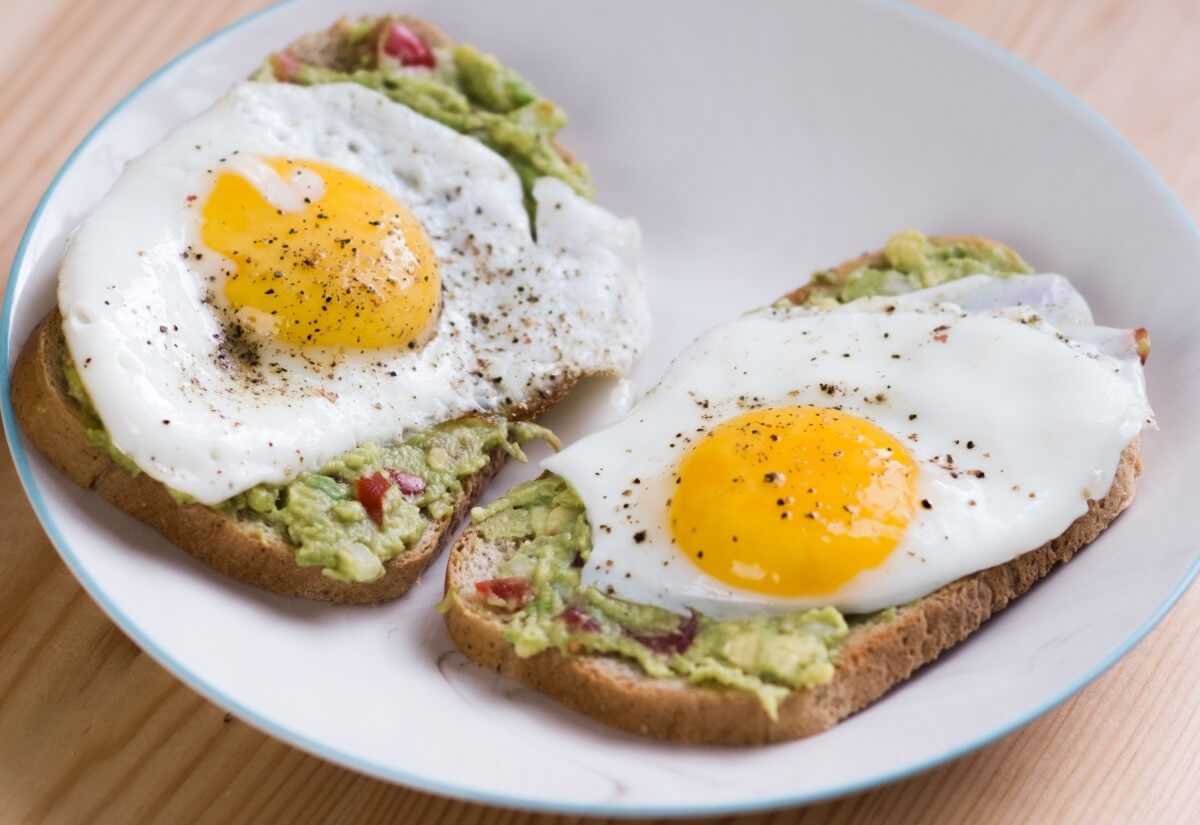 oeufs au plat sur toasts - repas végétarien et non végétalien