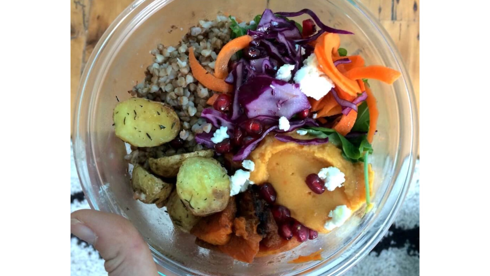 salade composée avec du choux rouge et des carottes : BoxEaty consigne