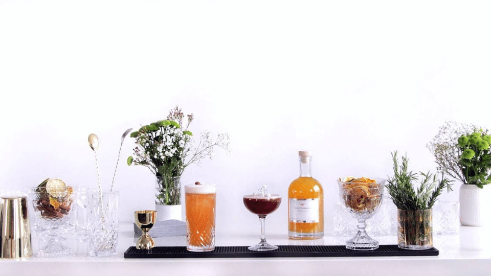 Cocktails en bouteilles sur une table décorée