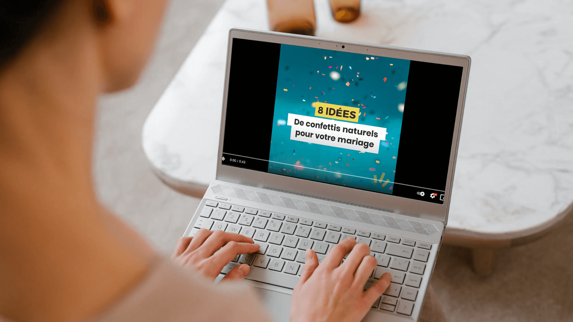 Femme qui regarde un ordinateur