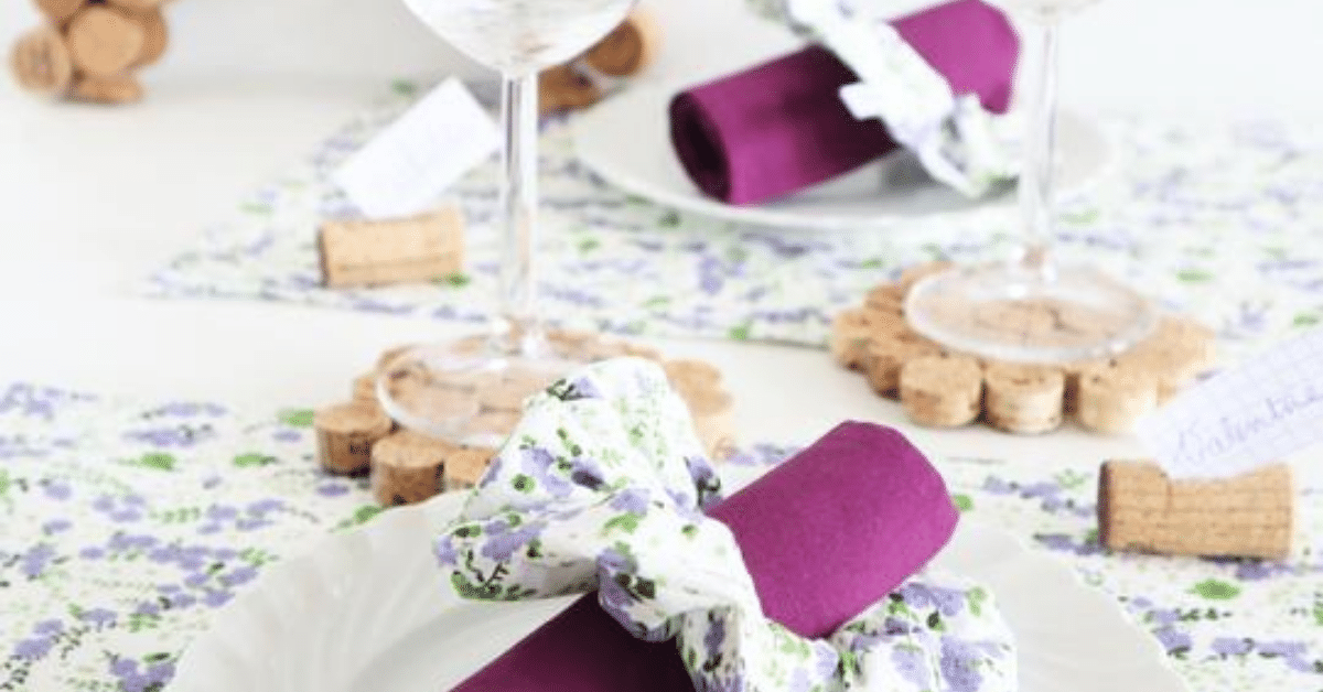 Set de table et serviette en tissu pliée éco-responsable : cadeaux invités éco-responsables