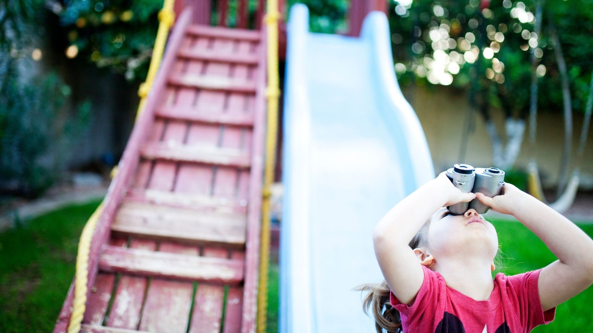 enfant qui joue au toboggan