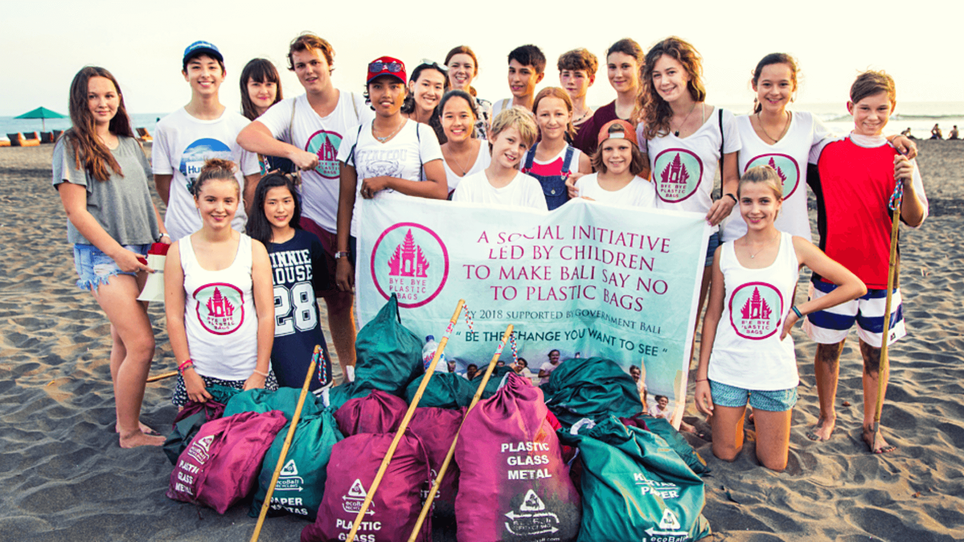 équipe Bye Bye plastic bags en train de ramasser des déchets sur la plage