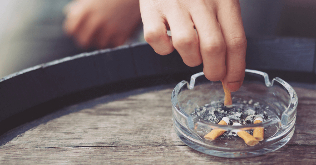 Cendrier plein de mégots