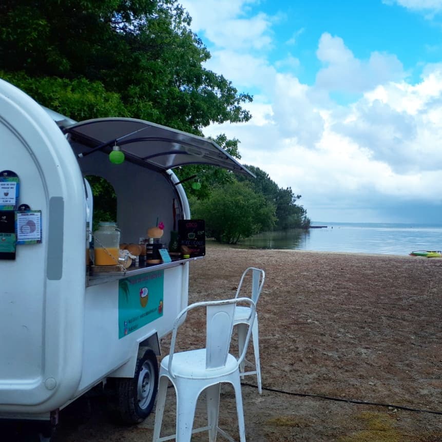 roulotte blanche et plage