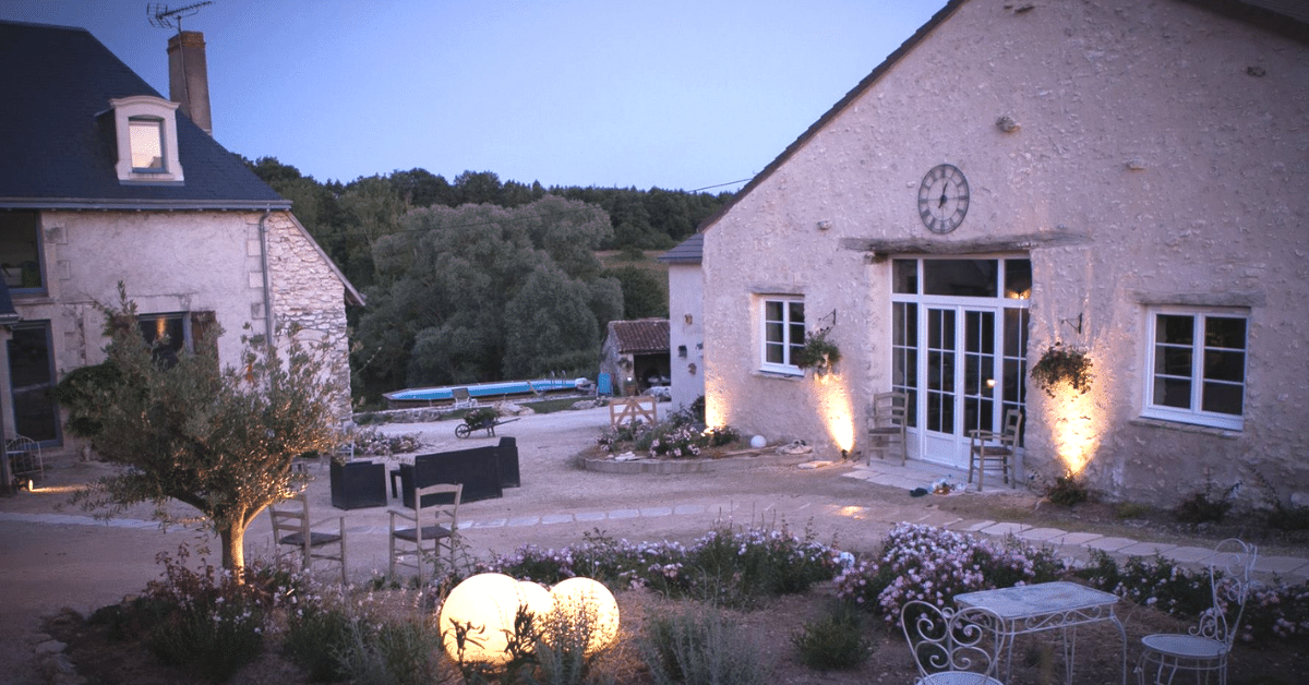 Maison et jardin en gravier avec la pénombre de la nuit